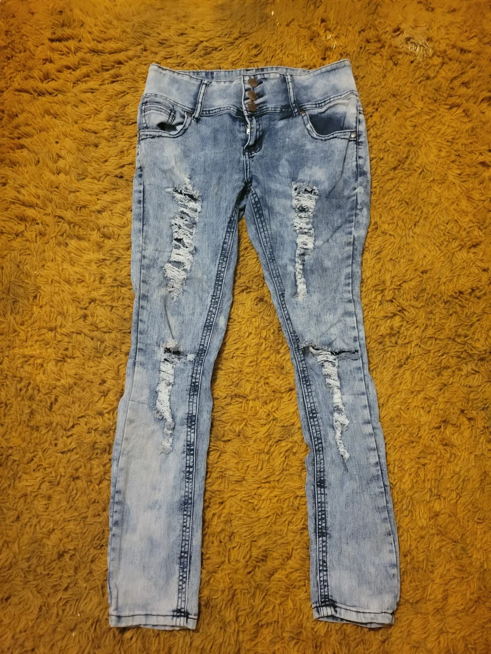 Light Wash Distressed Women’s Jeans - Skinny Fit